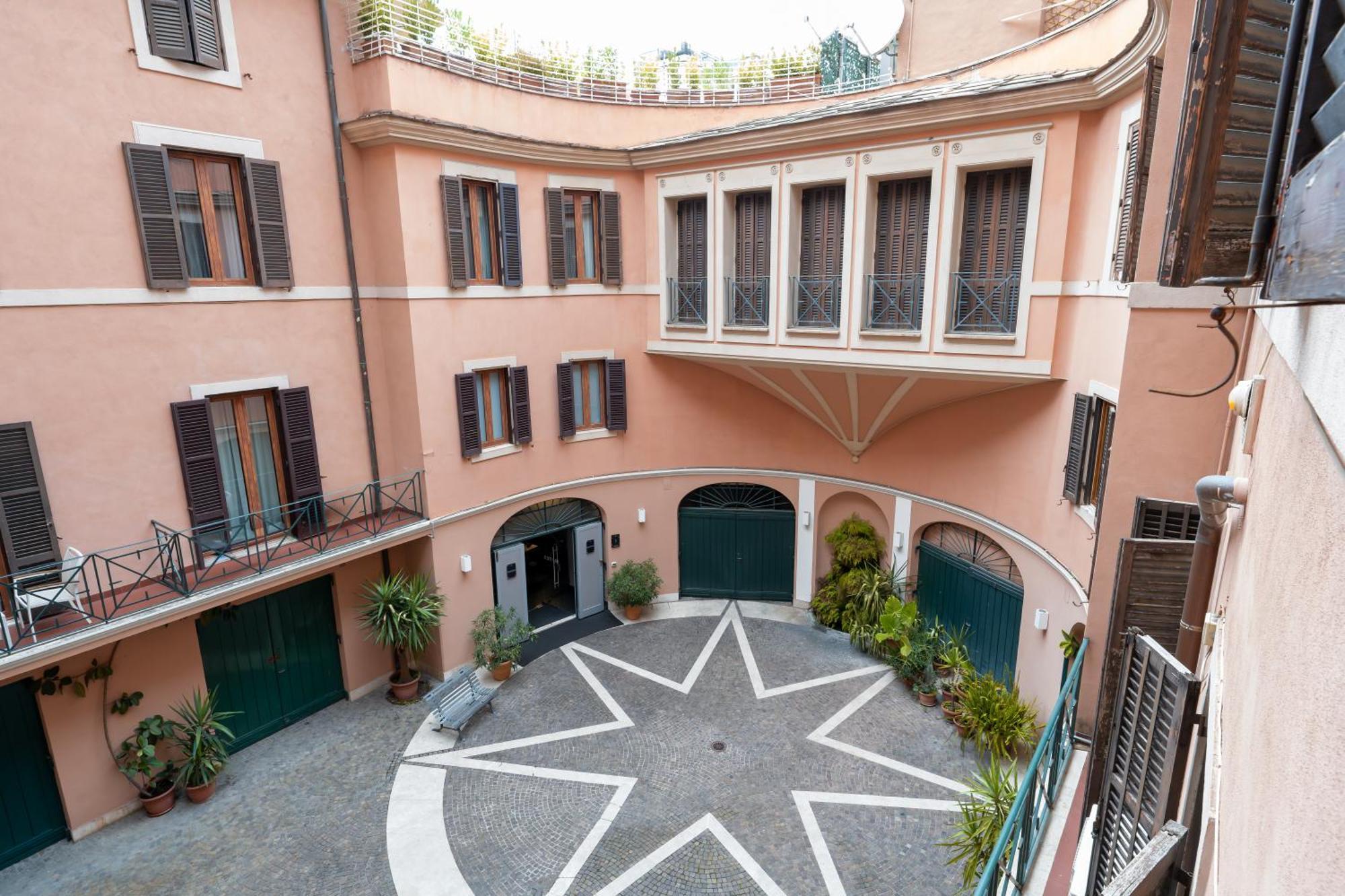 Trevi Ducal Palace Rome Exterior photo